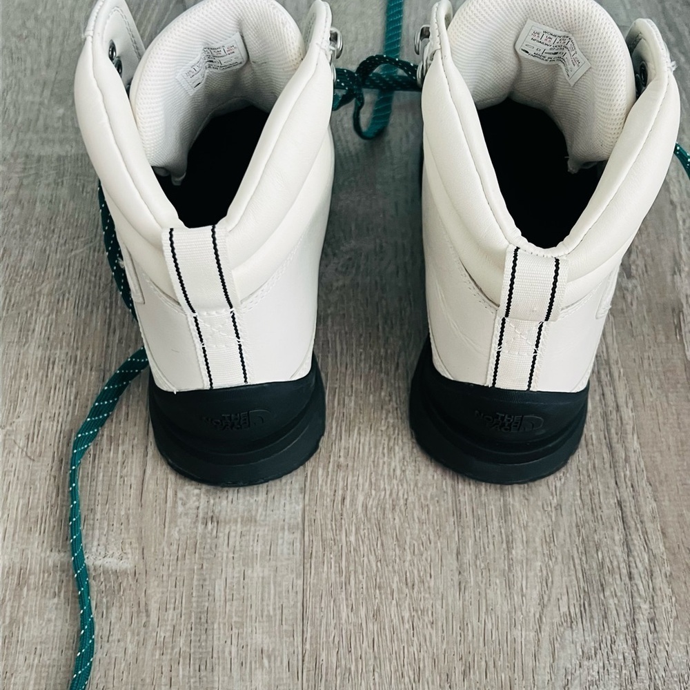 The North Face Berkeley IV White Boots with Teal Laces size 10.5 or 10 - Picture 4 of 6